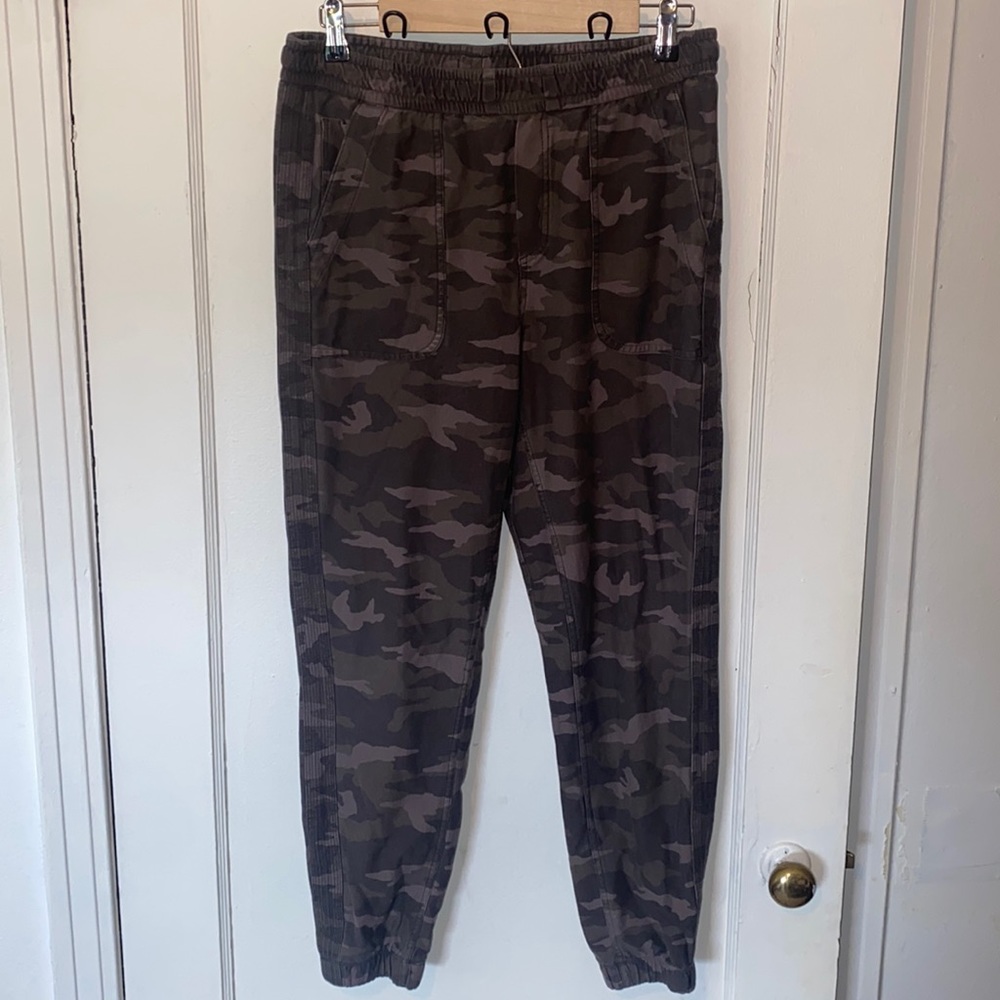 Athleta Camo Farallon Joggers pants